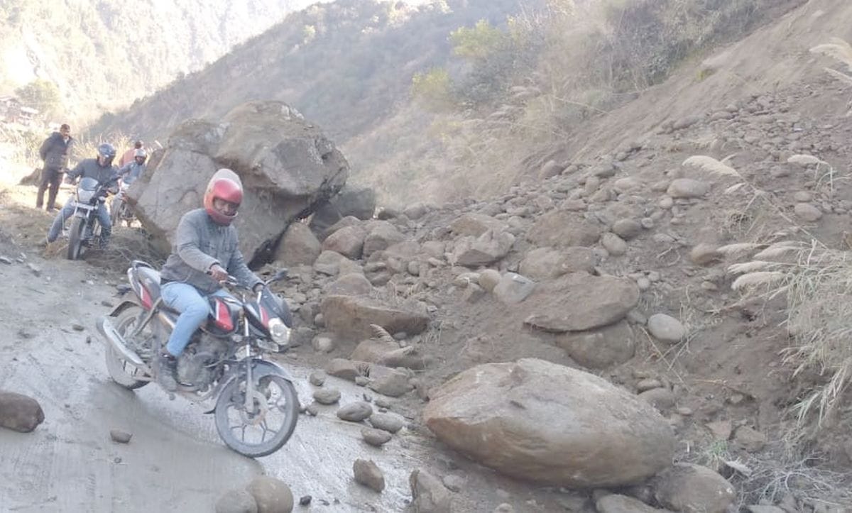 Landslide on NH, wheels of vehicles stopped for half an hour