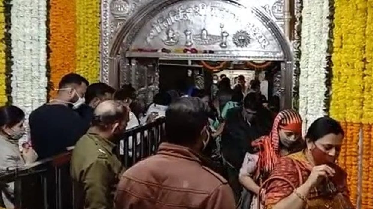 Ujjain: After a month, devotees got permission to enter the sanctum sanctorum of Mahakal temple, starting from Vasant Panchami