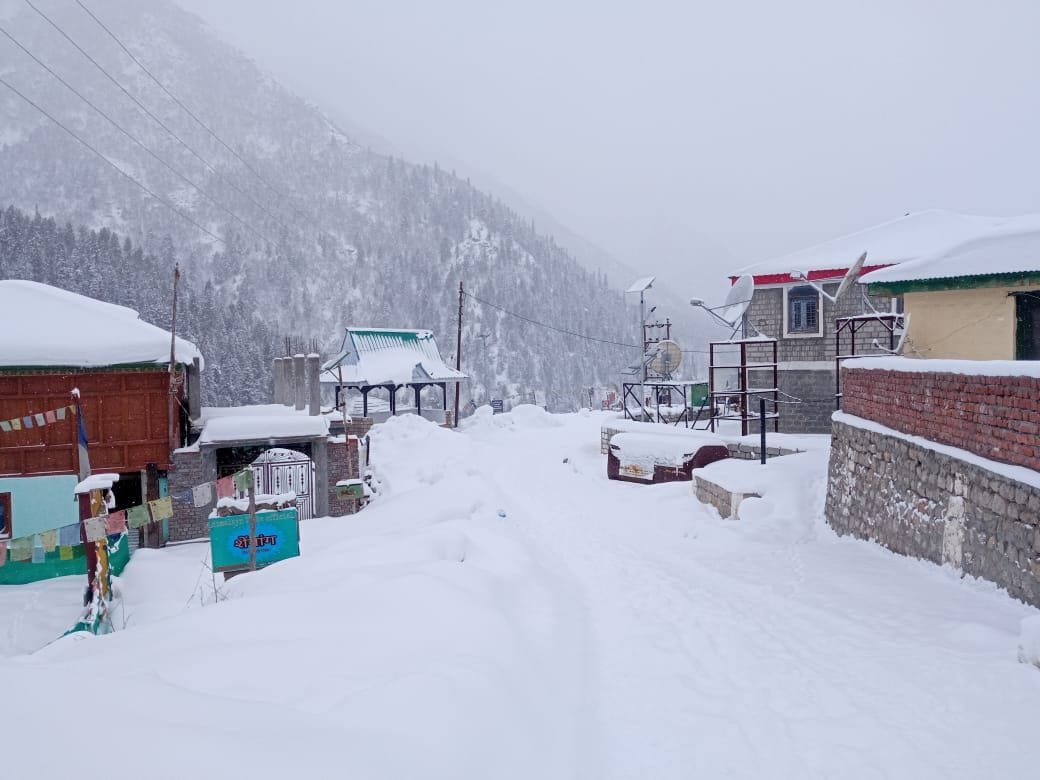 11 road closed due to snowfall in kinnaur