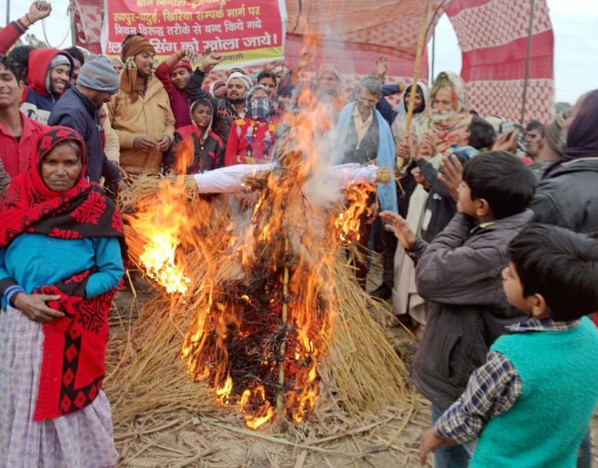 Villagers demonstrated by burning effigy of Railway Minister