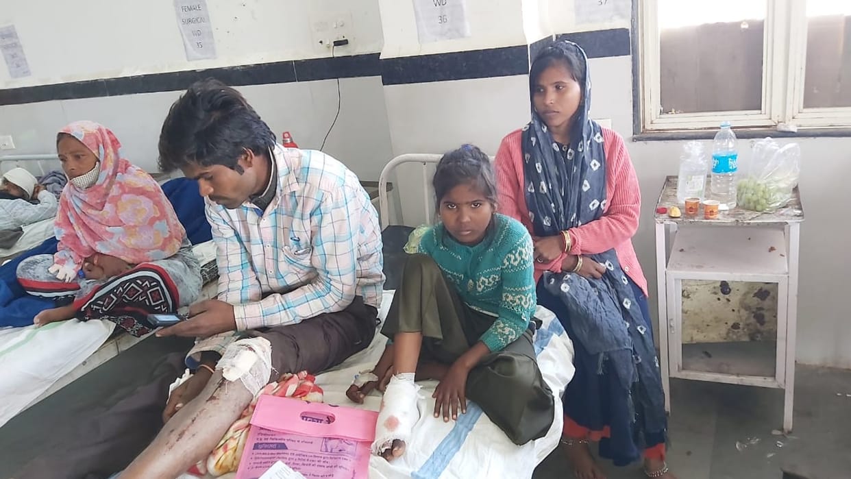 Chhatarpur: E-rickshaw full of devotees overturned, three people injured, accident happened due to overloading