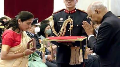 नायक दीपक सिंह को मरणोपरांत वीर चक्र से सम्मानित किया गया। राष्ट्रपति कोविंद ने रेखा देवी को दिया था यह सम्मान।
