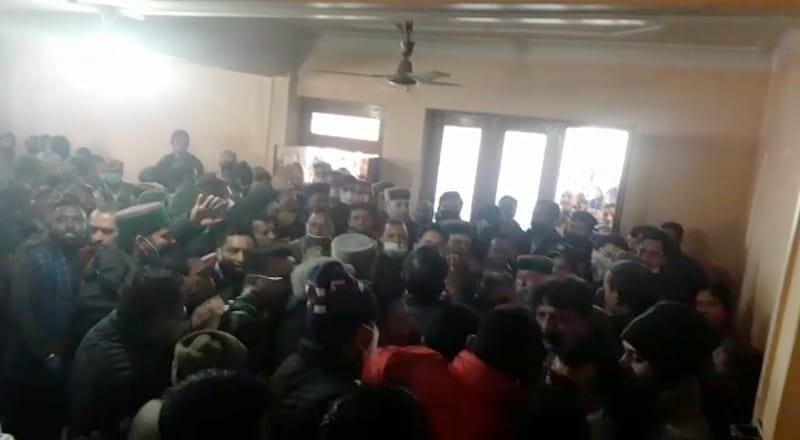 Uproar in Jogindernagar Congress meeting, it happened Tu-Tu, Main-Main