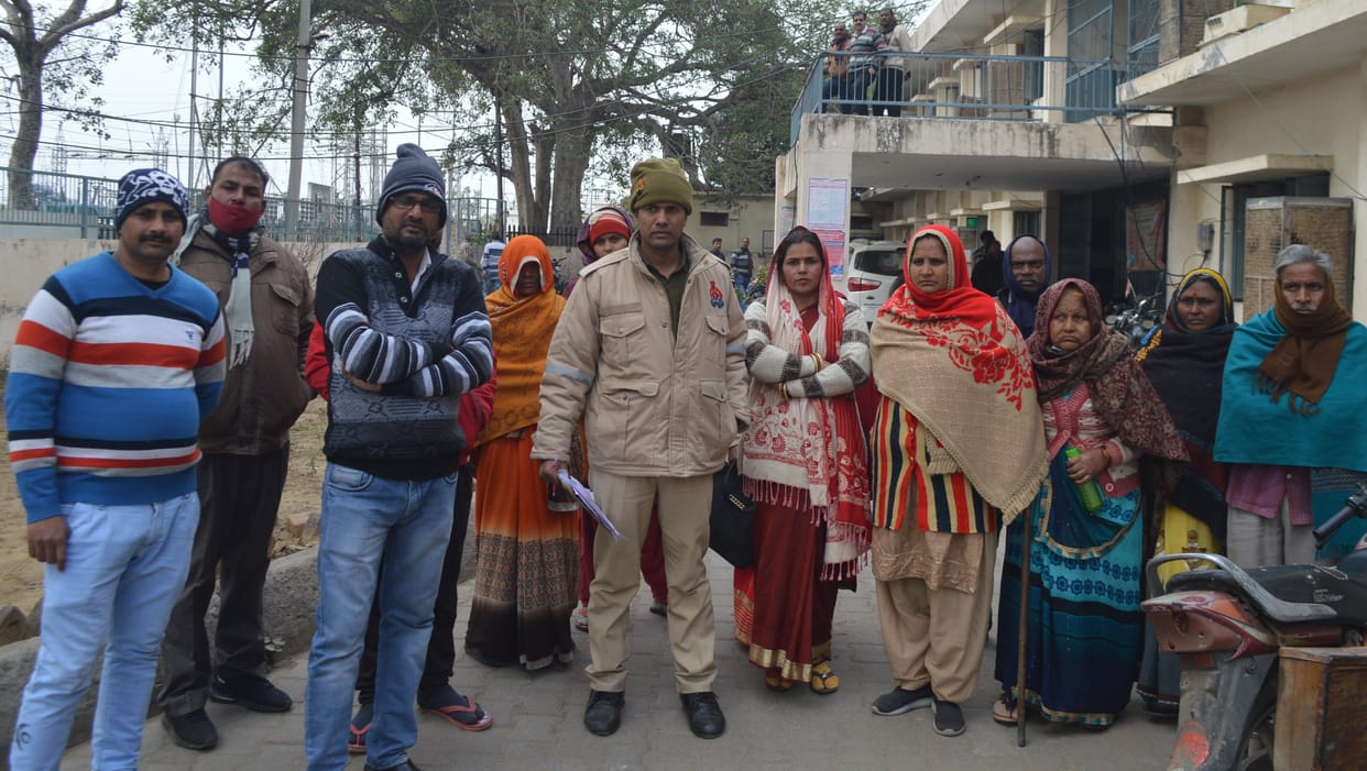 Hathras: Demand to remove the power line passing over the houses