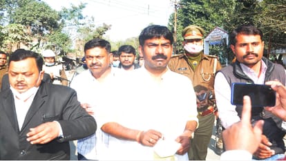 Pratapgarh: Twelve candidates including Rajabhaiya, Ram Singh, Vinod Saroj, Gulshan filled the form