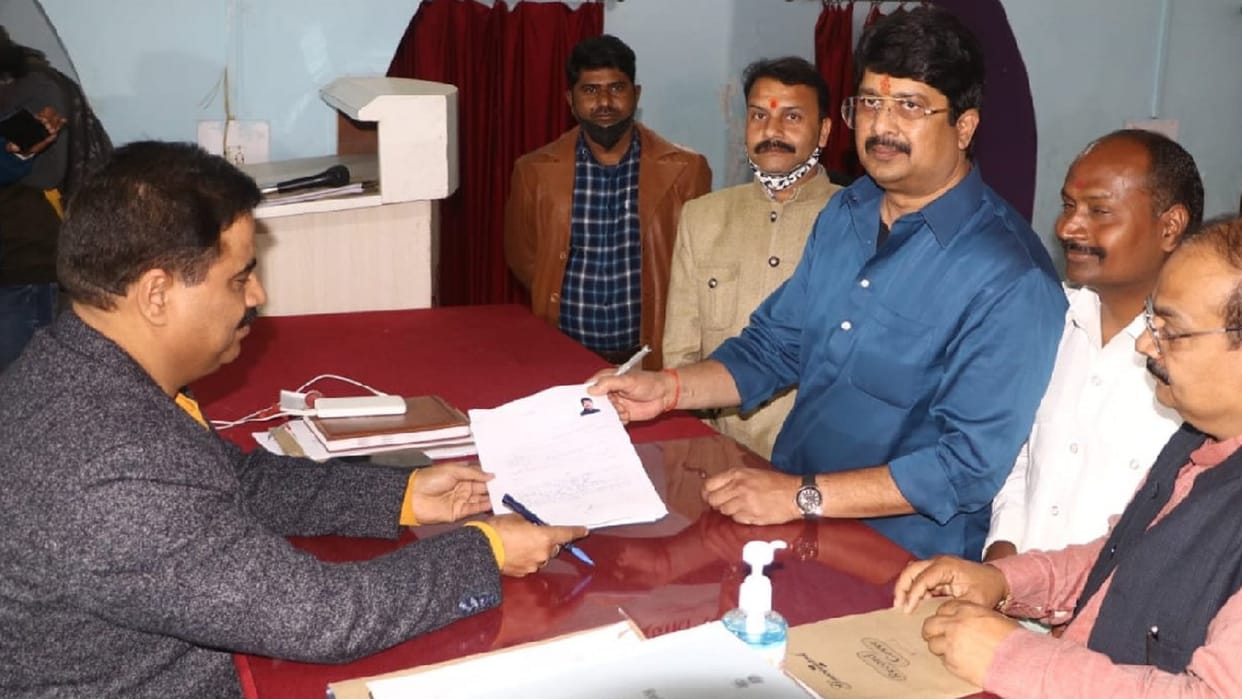 Pratapgarh: Twelve candidates including Rajabhaiya, Ram Singh, Vinod Saroj, Gulshan filled the form