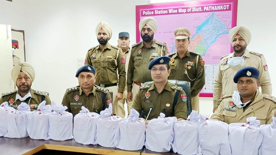 Pathankot police arrested Five drug smugglers with heroin and weapon