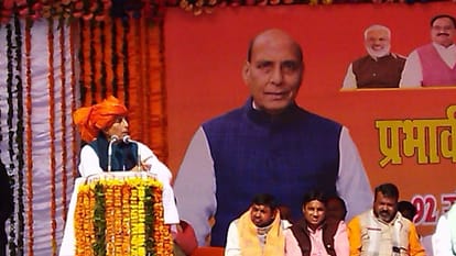 आगरा में जनसभा को संबोधित करते राजनाथ सिंह