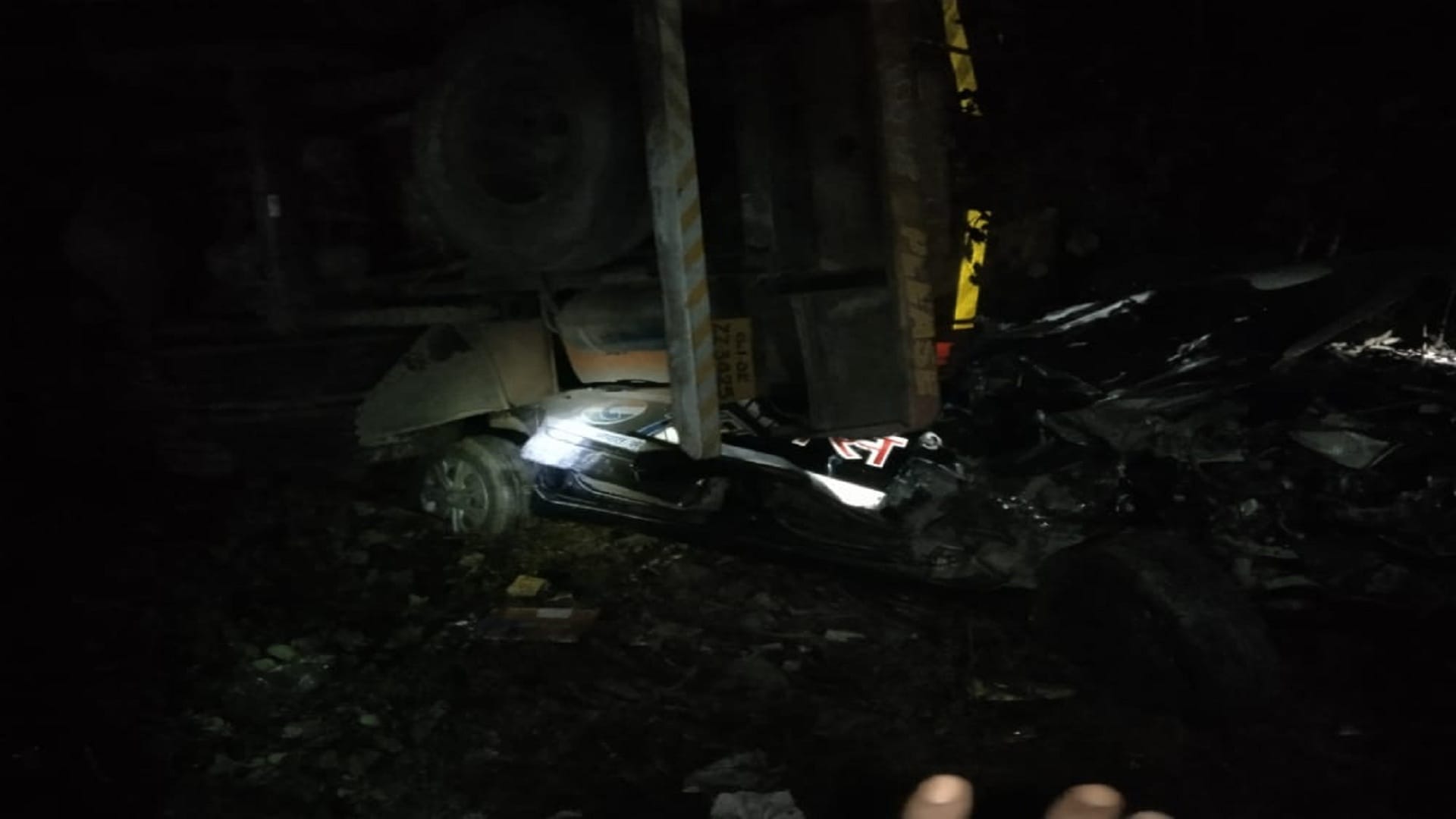 Big Road Accident In Unnao Tanker overturns on PRV in Unnao, three policemen killed