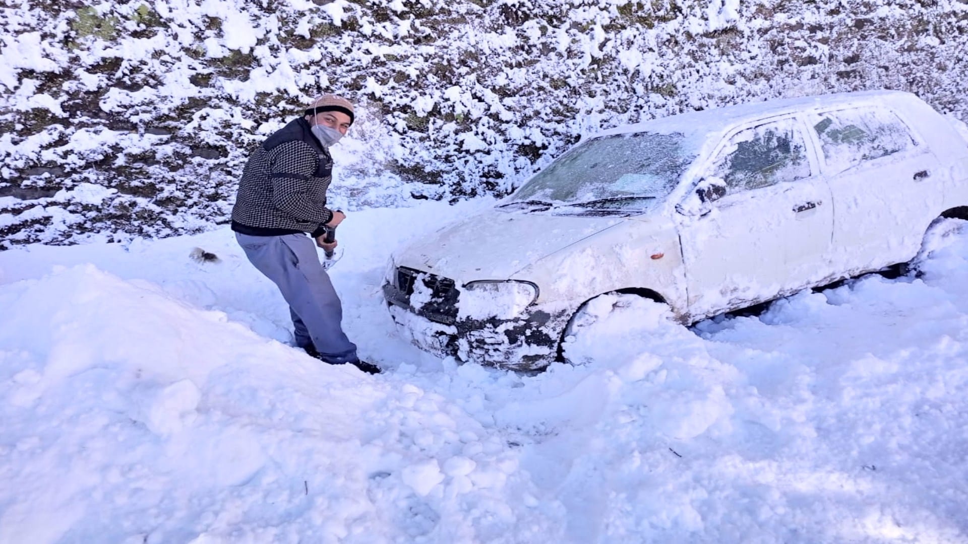 Heavy snowfall in Himachal: See road and power restoration work in pictures