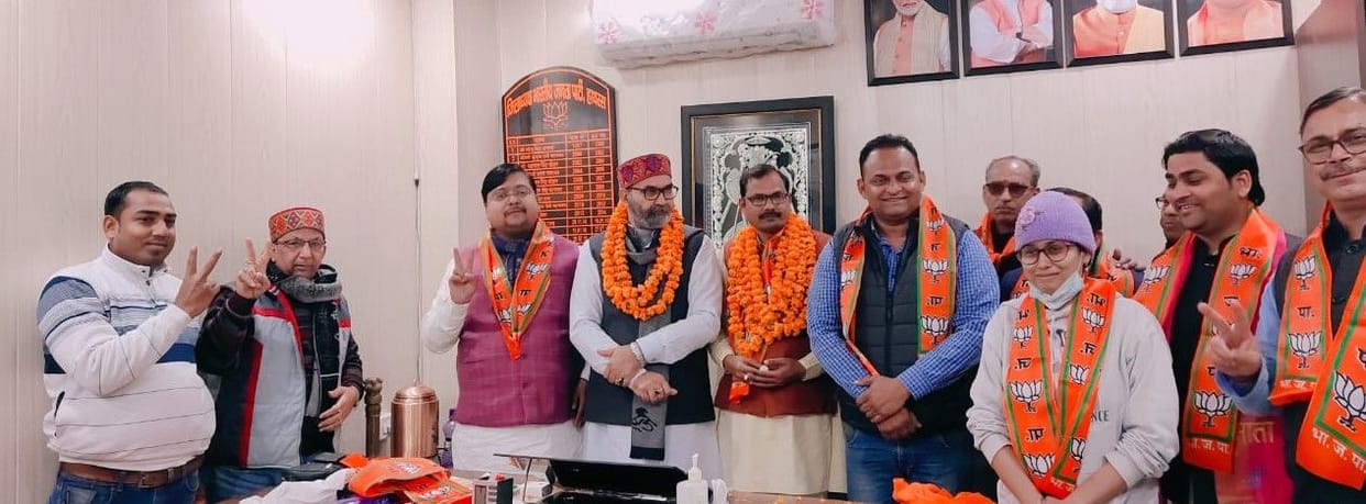 Hathras: Two independent candidates from Sikandrau and one from Sadabad withdrew their nominations.