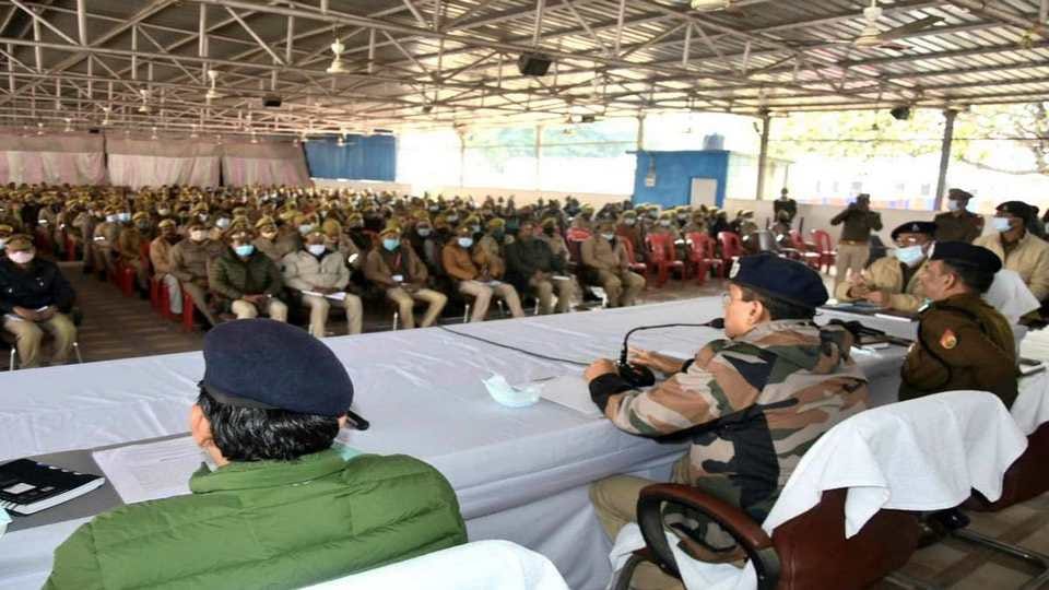 UP Assembly Election 2022: Varanasi commissionerate 1051 policemen left for Mathura to conduct elections of first phase 