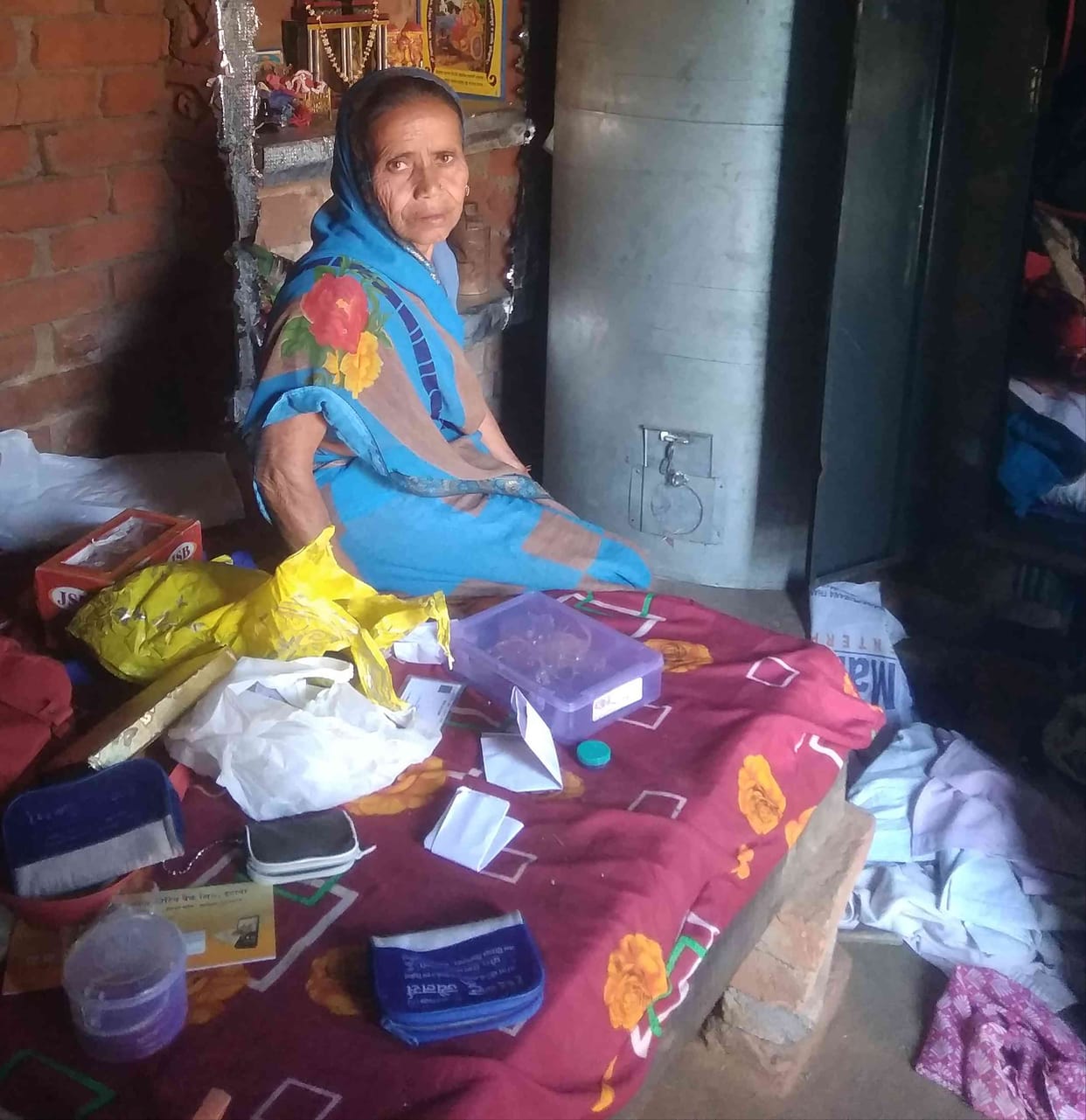 Thieves crossed jewellery, cash and mobile from two houses
