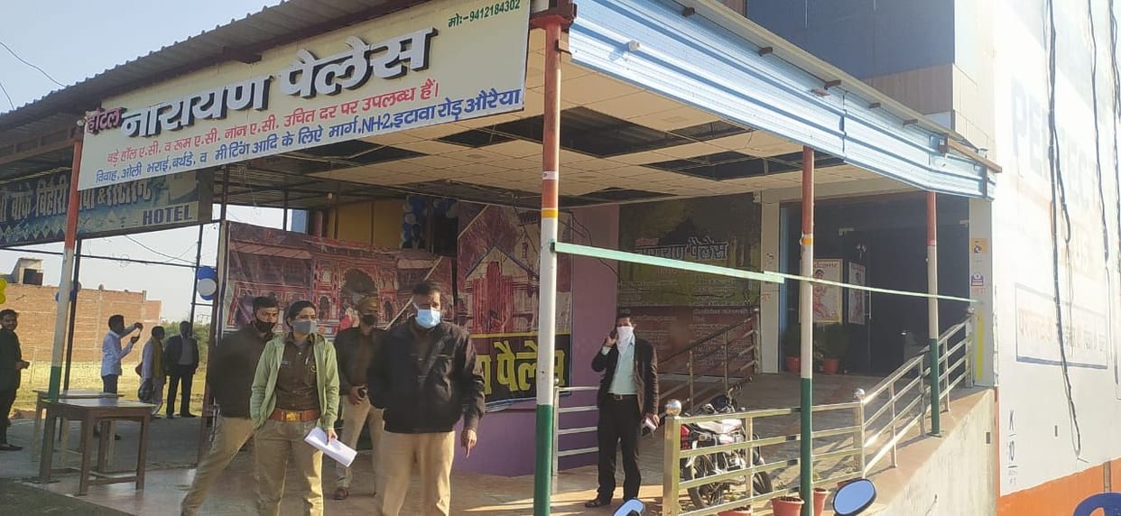 Thieves crossed jewellery, cash and mobile from two houses