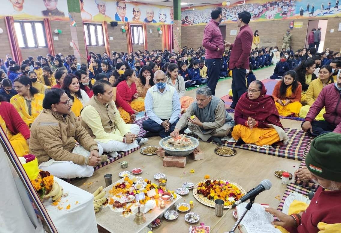 Tributes paid to the picture of Maa Saraswati