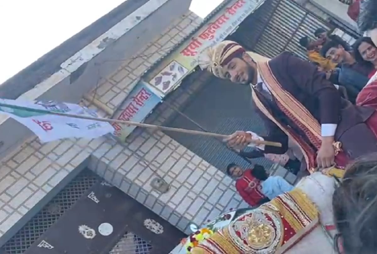 In Muzaffarnagar groom waved the RLD flag riding on a mare