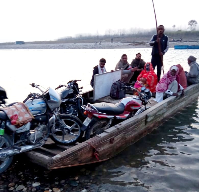 Yamuna's temporary bridge broken due to strong current in the river