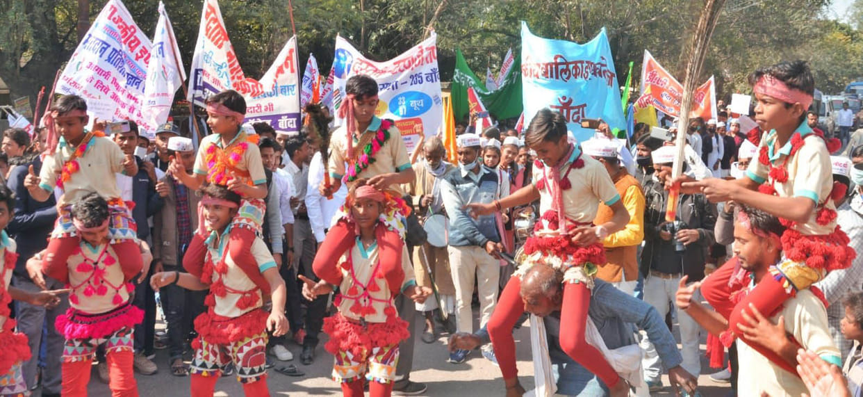 Took out a rally, walked from street to street, and gave 'Dasak Darwaza Tak'