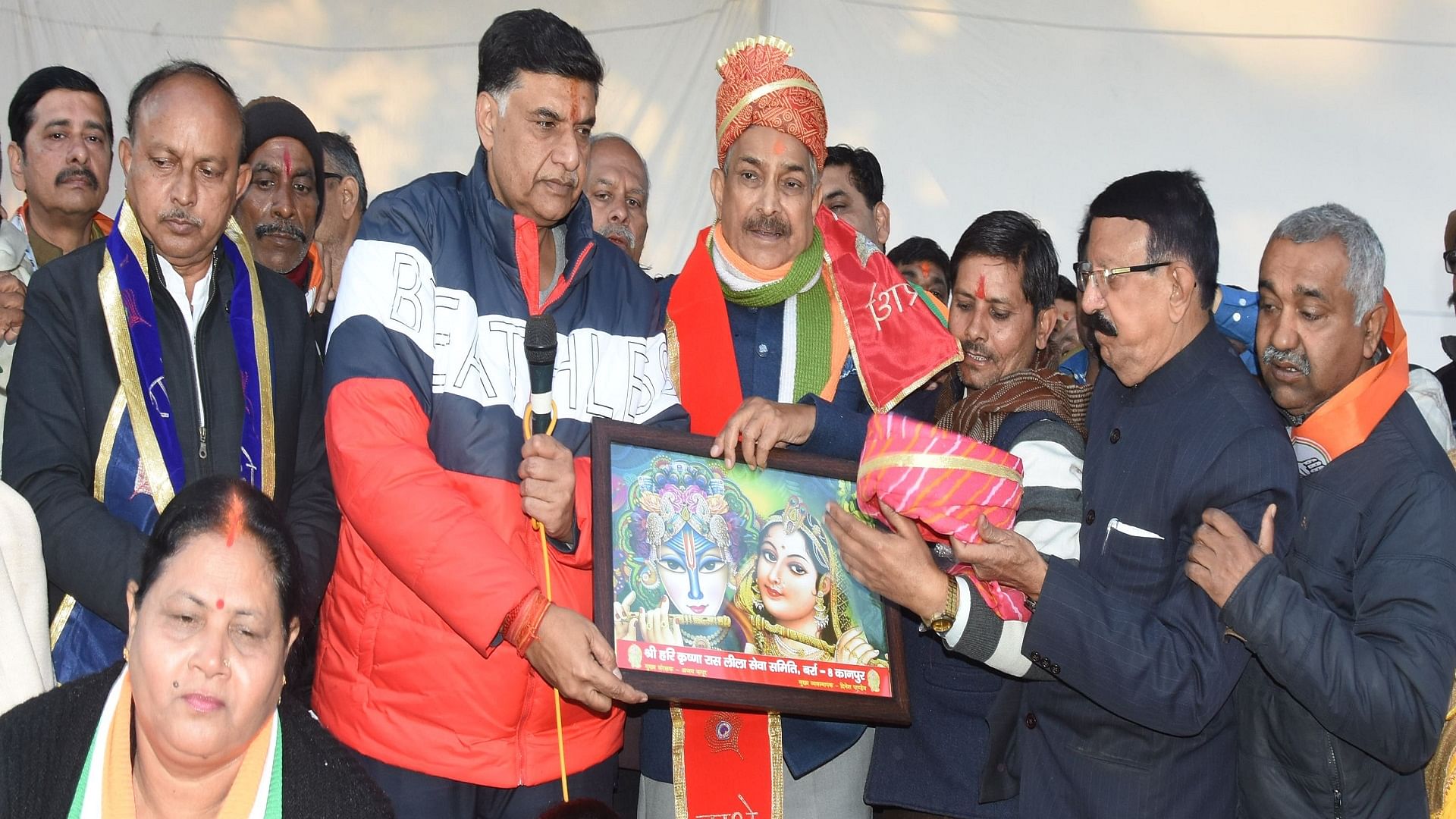 कांग्रेसी नेता प्रमोद तिवारी का स्वागत करते किदवई नगर विधानसभा प्रत्याशी अजय कपूर