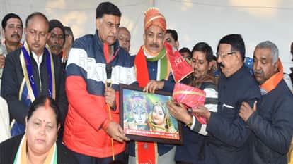 Congress leader Pramod Tiwari said: Corona epidemic in the country is a gift of Modi government, also targeted the Chief Minister