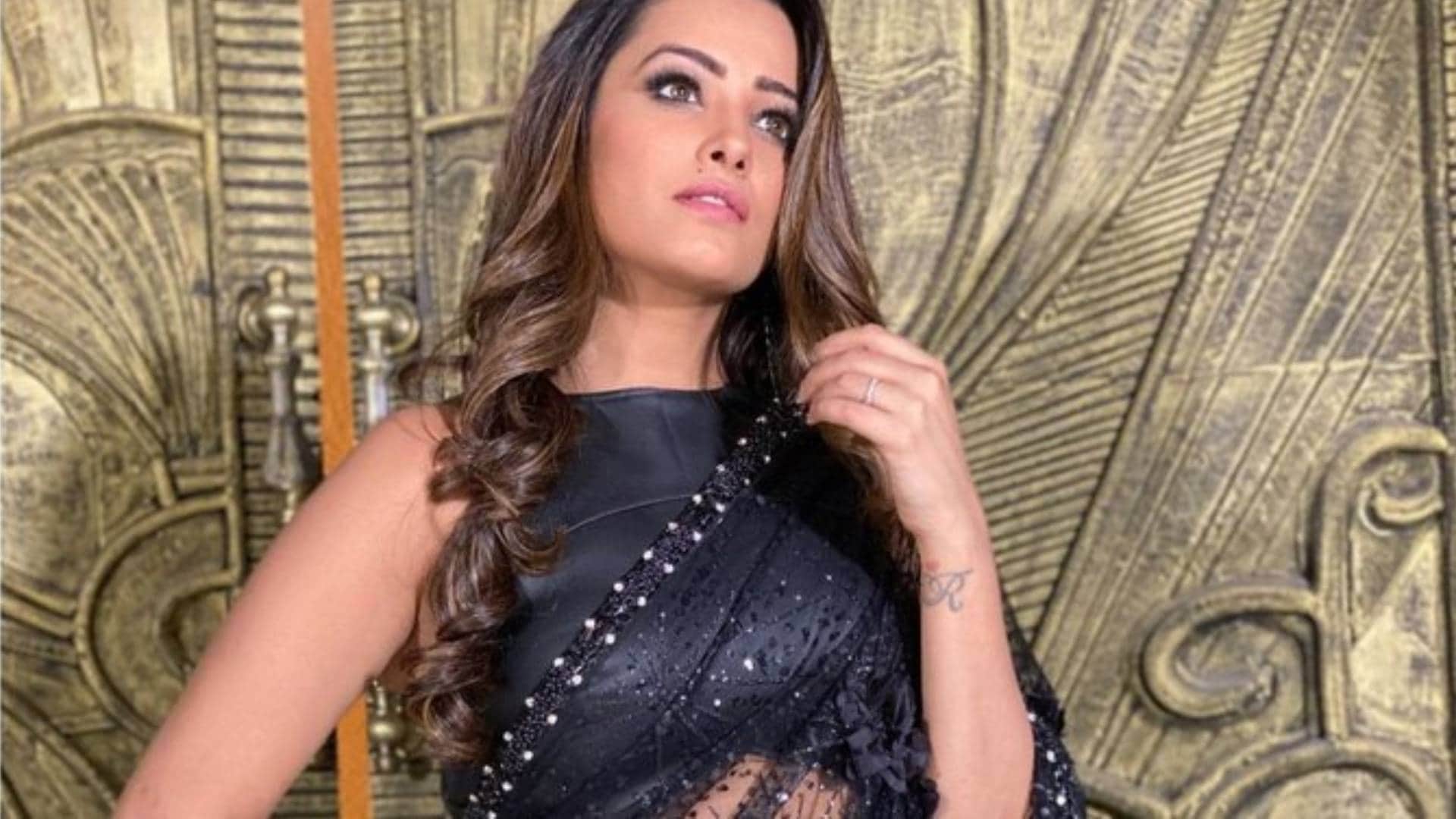 Black Saree Tips how to wear black saree like bollywood actress Parineeti Chopra and Anita Hassanandani