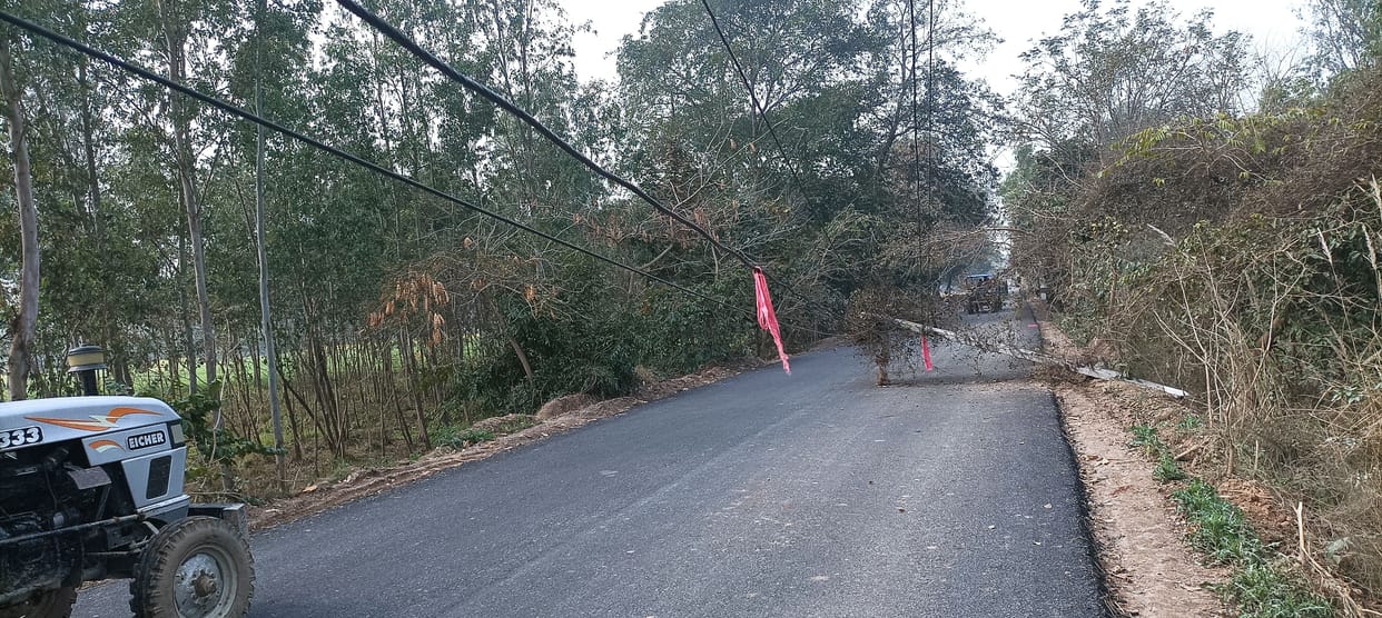 electric poll fell down on road