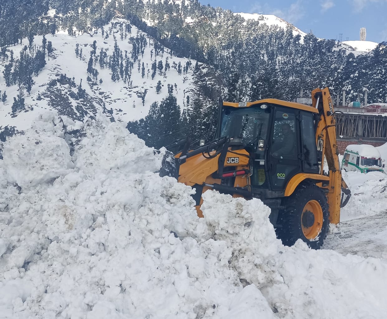 50 percent routs of hrtc were closed on sunday due to  snowfall in sirmaur district