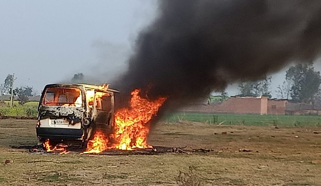 Fire in Rajasthan number van, police engaged in investigation