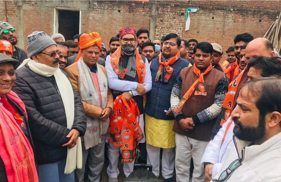 Hathras: Dozens of people left BSP and SP and took membership of BJP