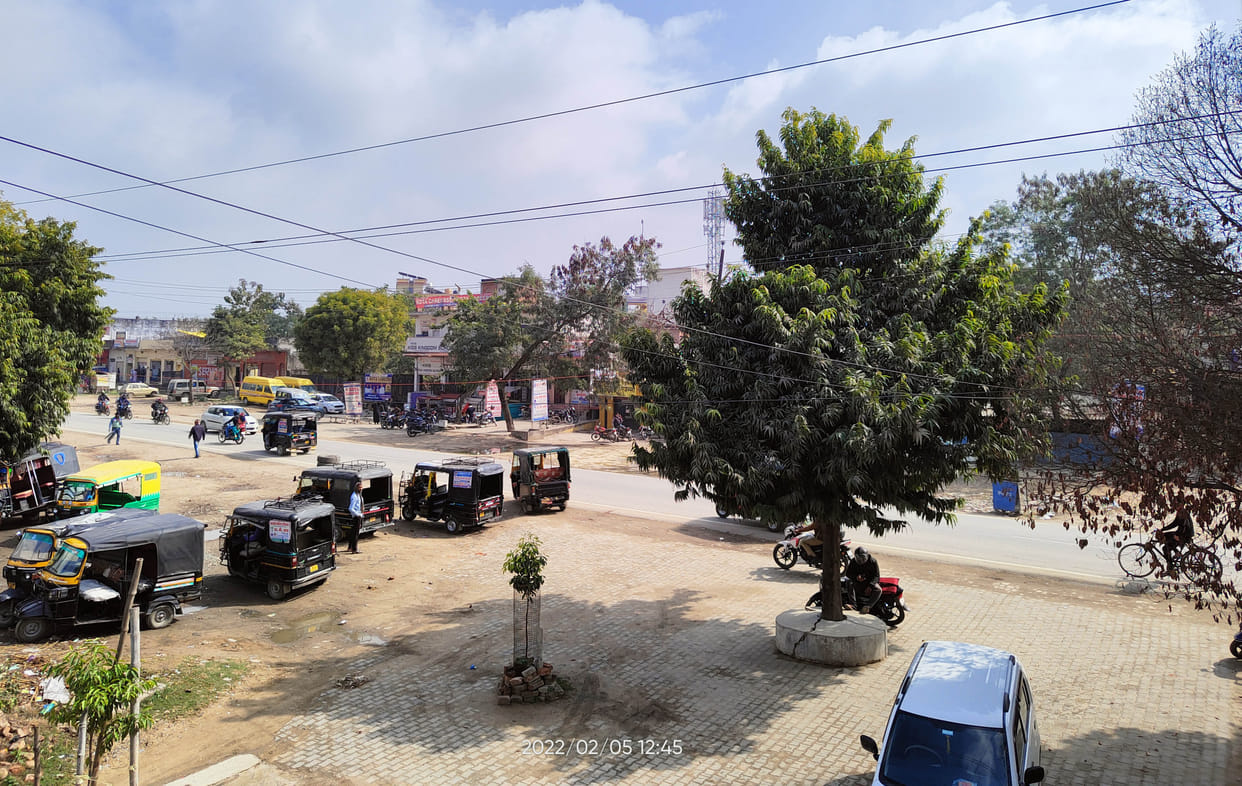 sheetalahar jaaree, galan se thithurate rahe log
