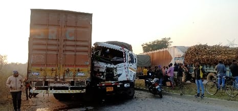 Two trucks collided on National Highway near Gomti bridge
