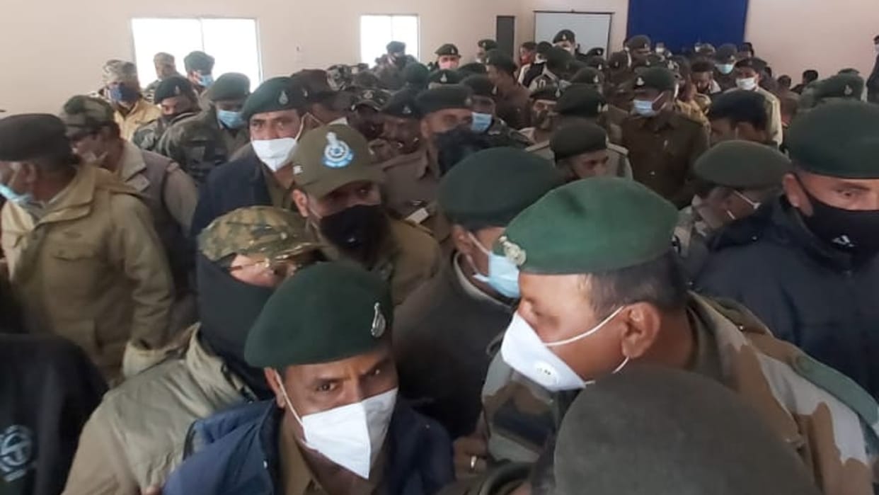 They do not know social distancing: Corona rules were flouted in the meeting of the Chief Conservator of Forests in Chhatarpur