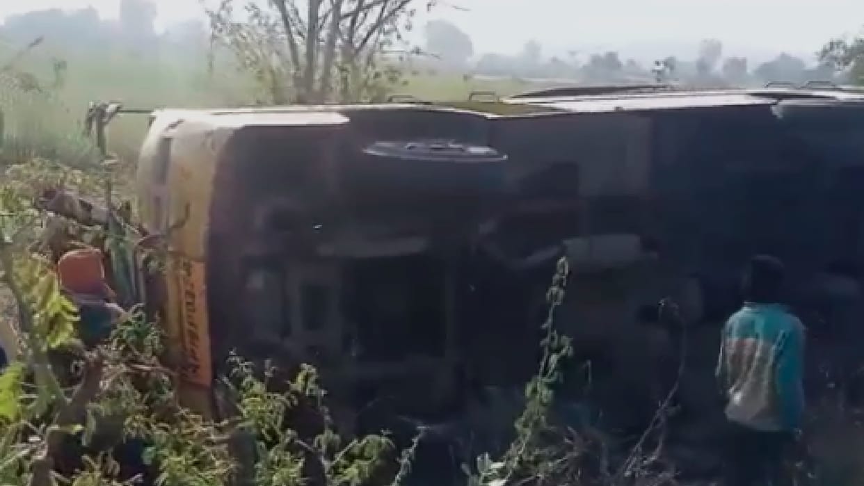 Road accident in Chhatarpur: Bus coming from Jaitpur to Bijawar overturned, more than half a dozen people injured
