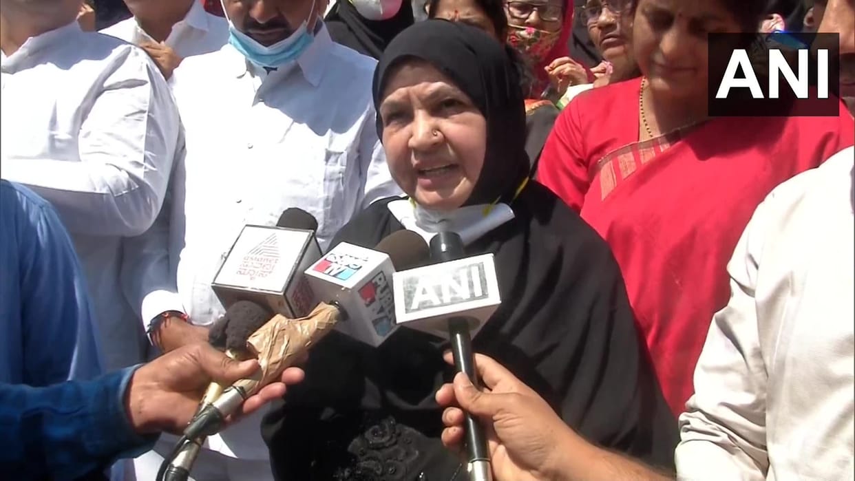 Karnataka Congress MLA Kaneez Fatima and her supporters hold protests against the Udupi hijab row news in Hindi