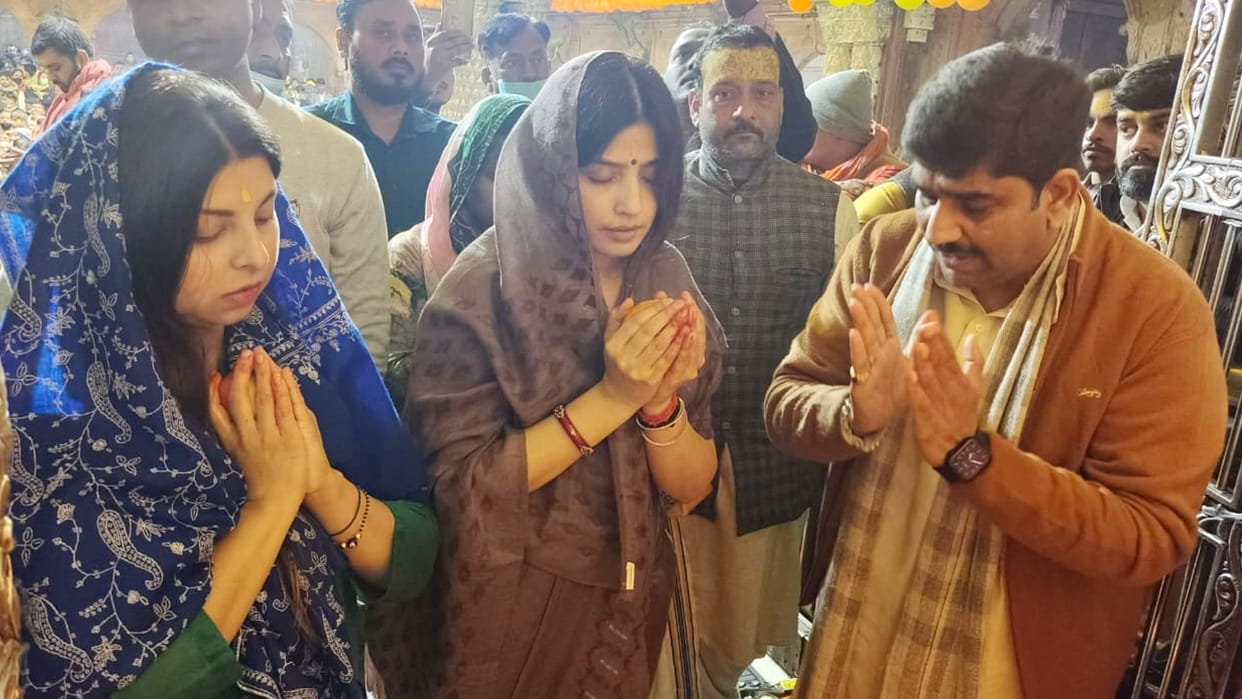 Akhilesh Yadav wife Dimple Yadav worshiped in Banke Bihari temple In Vrindavan