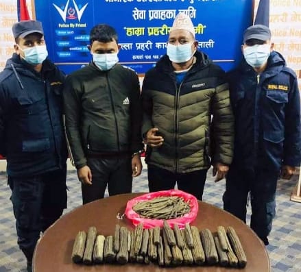 Two Nepalese arrested with four and a half kilograms of charas