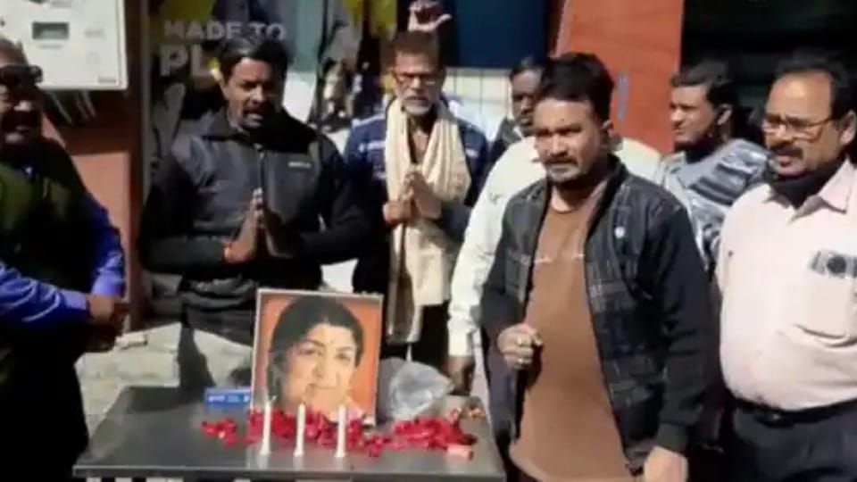 Lata Mangeshkar passed away: Indore plunged into mourning, fans paid tribute after reaching Lata ji's birthplace