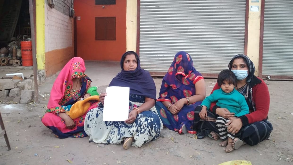 Sita sitting on the road for justice: After beating the widow woman, Jethani took her out of the house, also sold part of the land