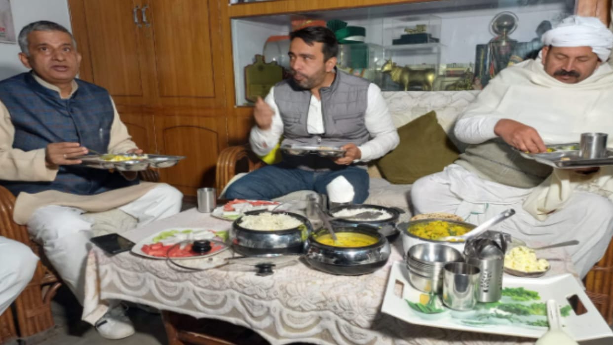 Election 2022: Chaudhary Jayant Singh reached Sisauli in Muzaffarnagar, had lunch with BKU President Naresh Tikait
