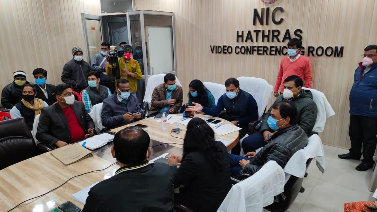 Hathras: EVMs of 1,399 booths, second distribution of VVPATs