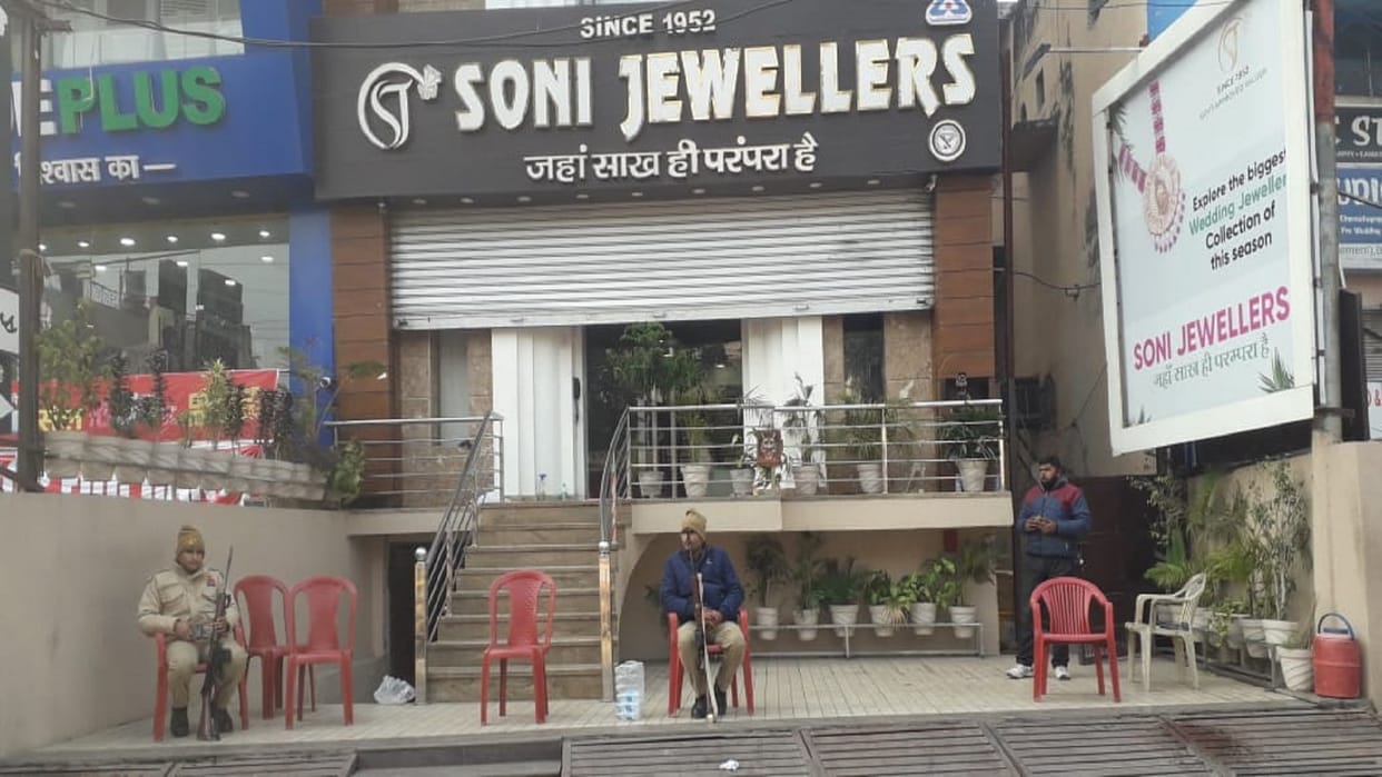Aligarh: Income Tax Department raids three establishments including Sony Jewelers Sarafa Committee protested