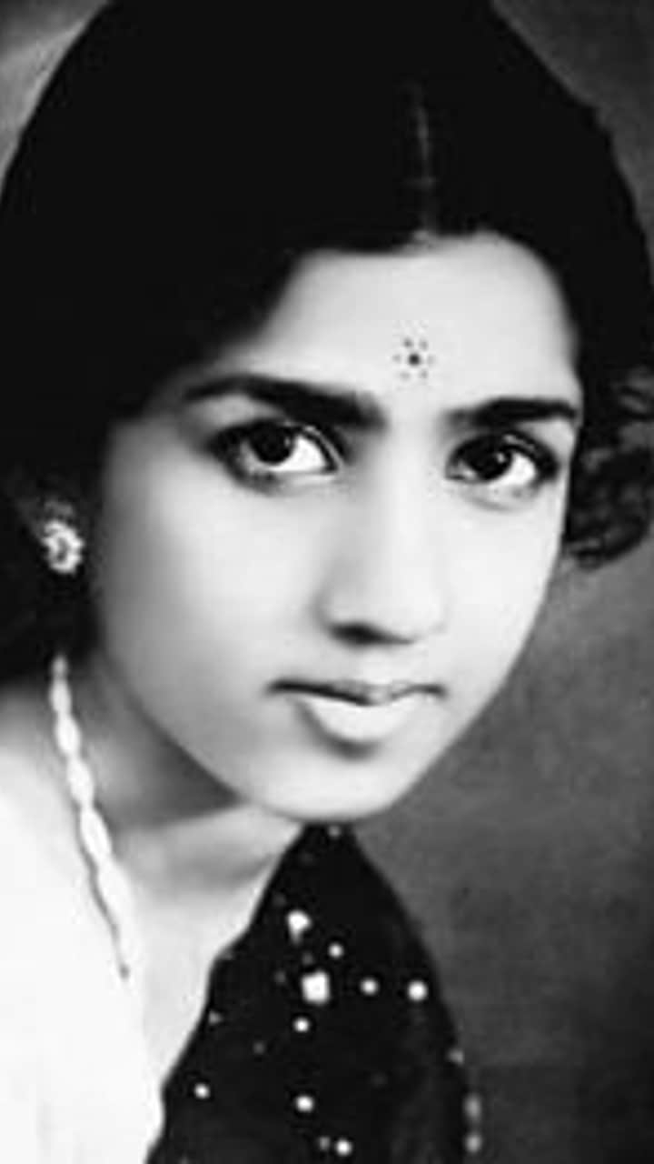 See Lata Mangeshkar date and year wise career graph