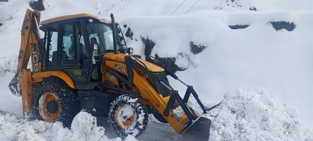 after four days solanmeenas road were cleared to vehicles