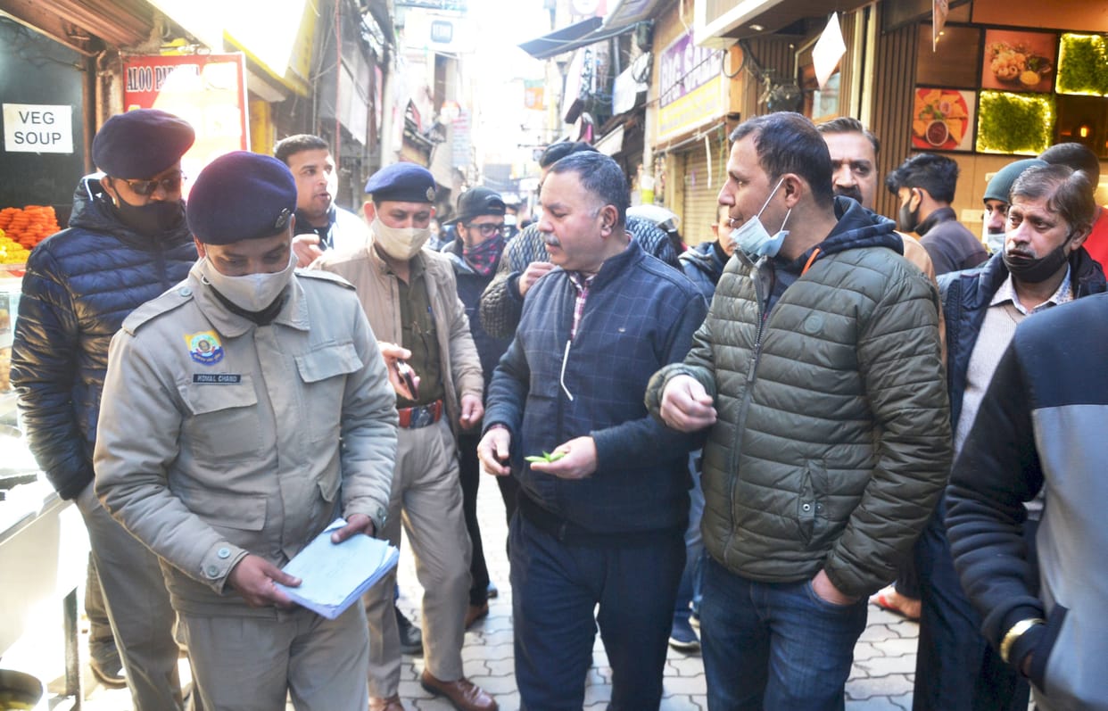 Police with local merchants shut down the shops open on Sunday violating orders