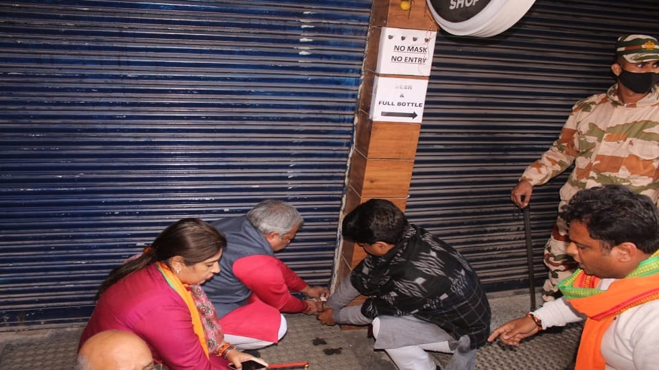 bjp seals liquor shop in front of temple in motinagar