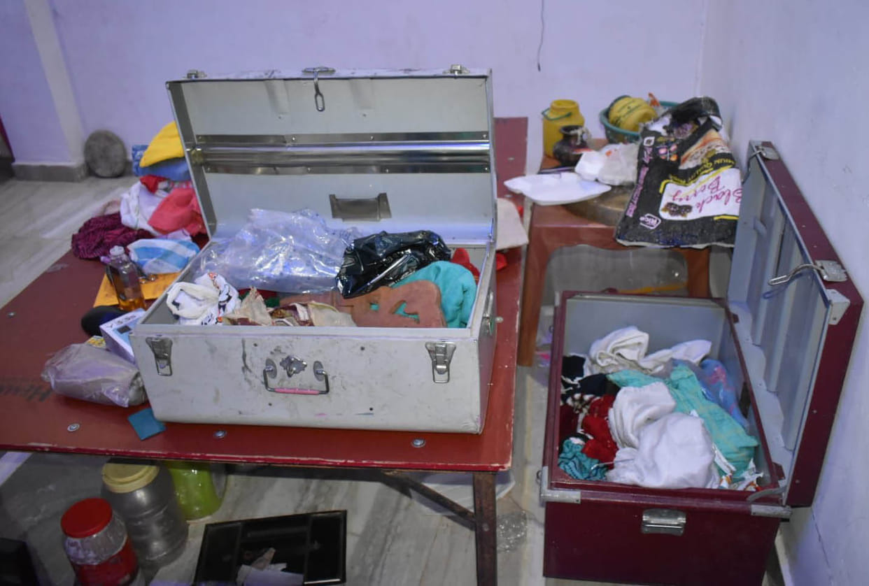 Lakhs stolen from showroom owner's house