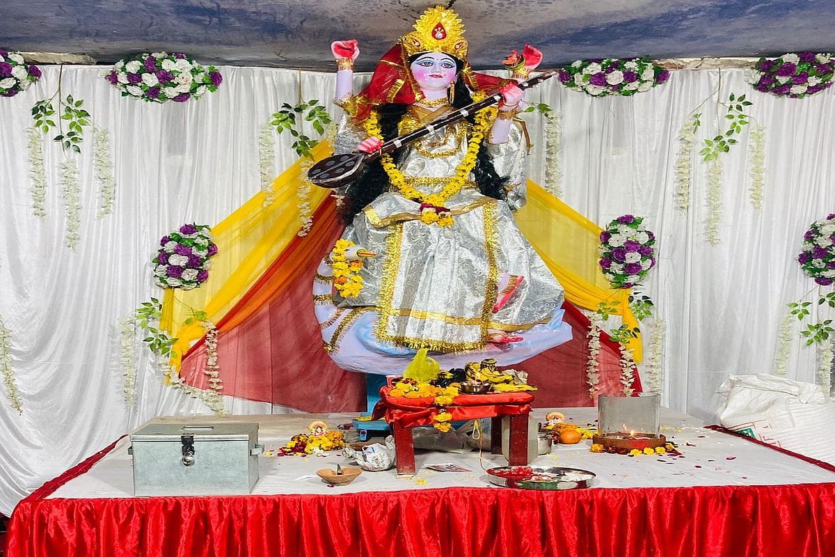 Devotees gathered to see the grand form of Maa Sharde