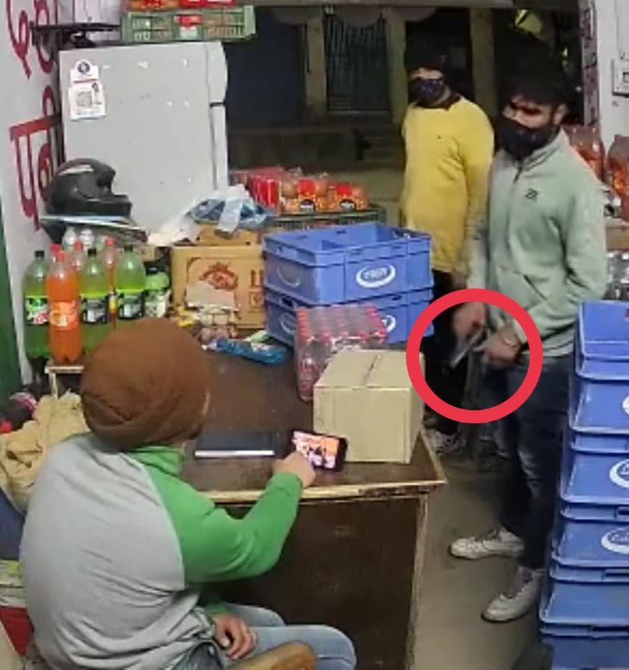 Three thousand rupees looted from the youth sitting on the dairy on the strength of the pistol
