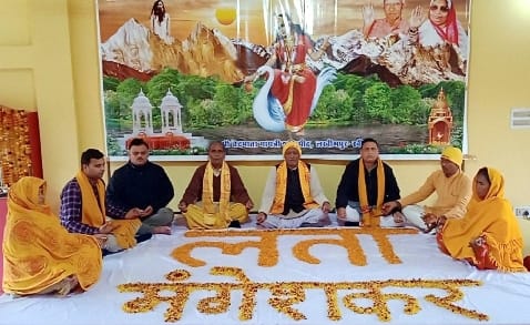 Tribute to Bharat Ratna Lata Mangeshkar by writing name with flowers