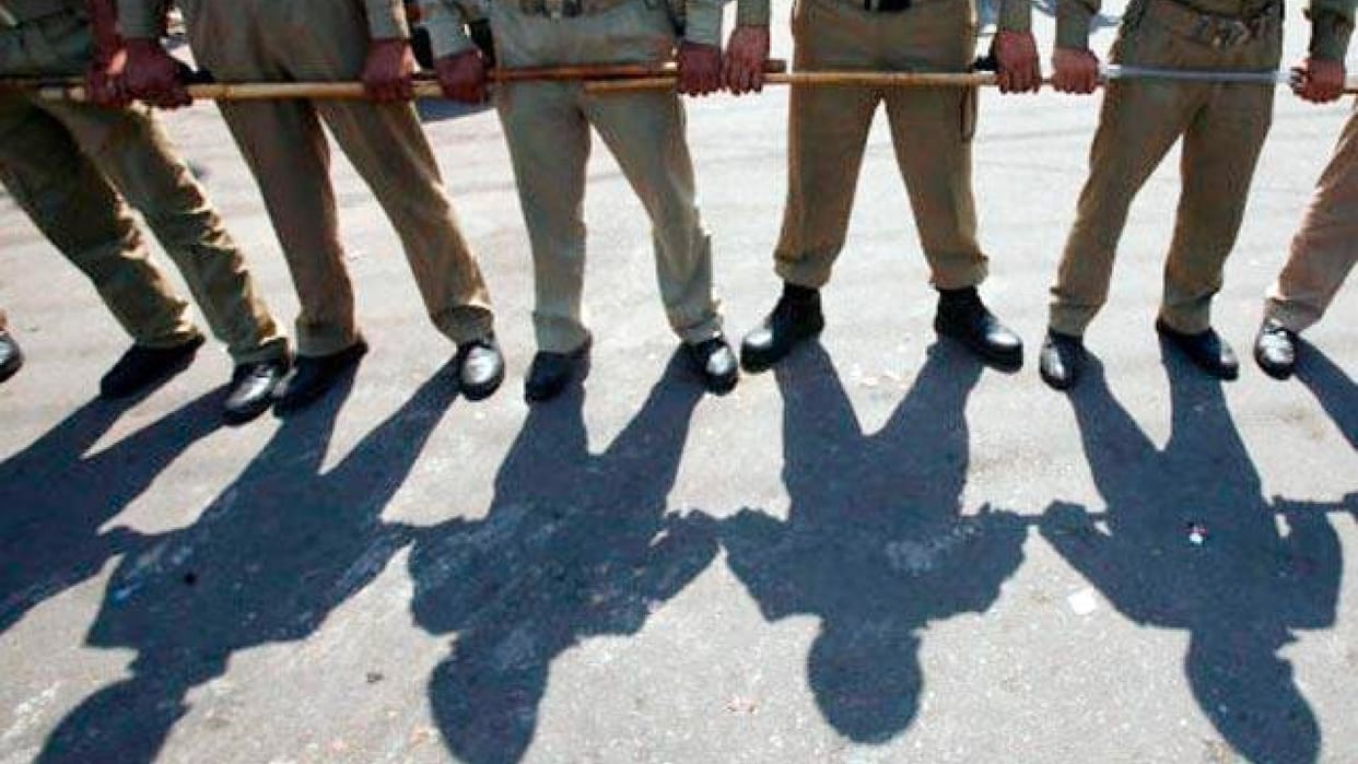 Satna: Police fired sticks to remove encroaching footpaths, many injured